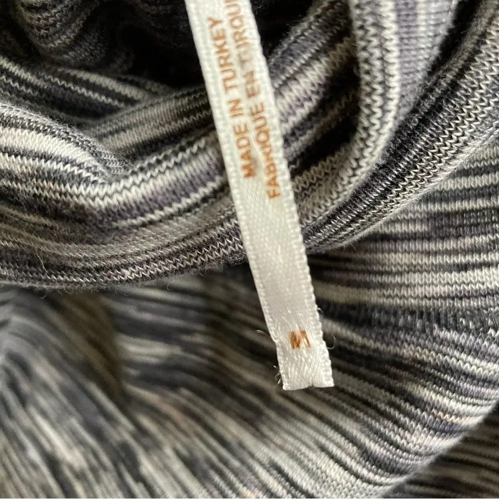 Free People Women Sunshine Space Dyed Turtleneck black & white size med. EUC!